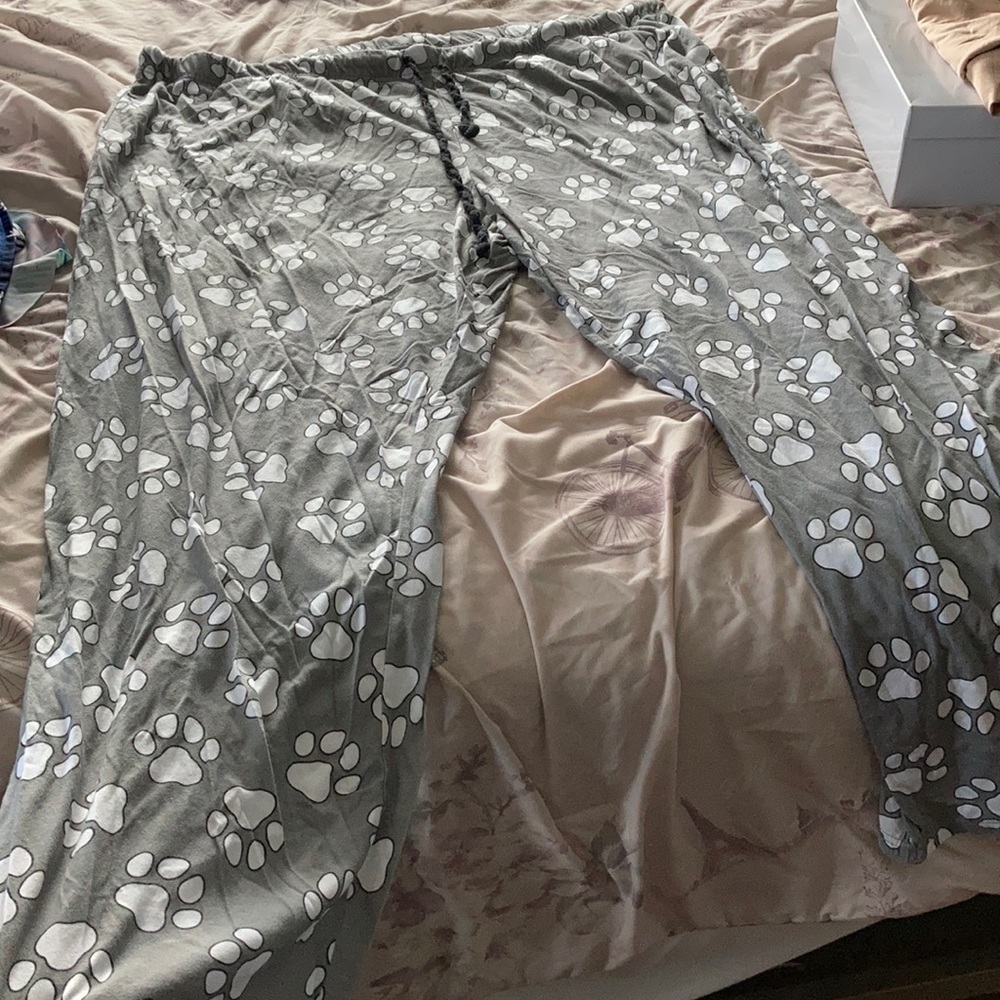 Paw print pajama pants 3xw (more like a 4x)
